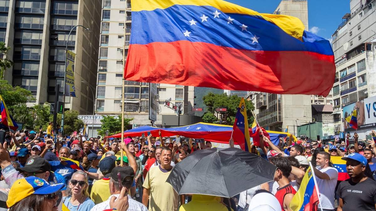 Decenas de personas durante la concentración contra el régimen de Nicolás Maduro antes de su toma de posesión como presidente de Venezuela, a 9 de enero de 2025, en Caracas