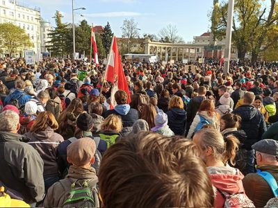 Más marchas en Europa por las nuevas restricciones: en Austria rechazan la vacunación obligatoria