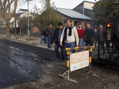 Chos Malal: Omar Gutiérrez recorrió el desastre que dejó el alud