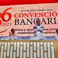 “Continúen obteniendo utilidades legítimas y razonables”, dice AMLO a banqueros