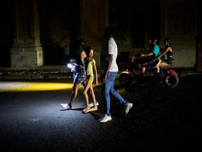La red eléctrica de Cuba colapsa, dejándola sin electricidad por tercera vez este mes