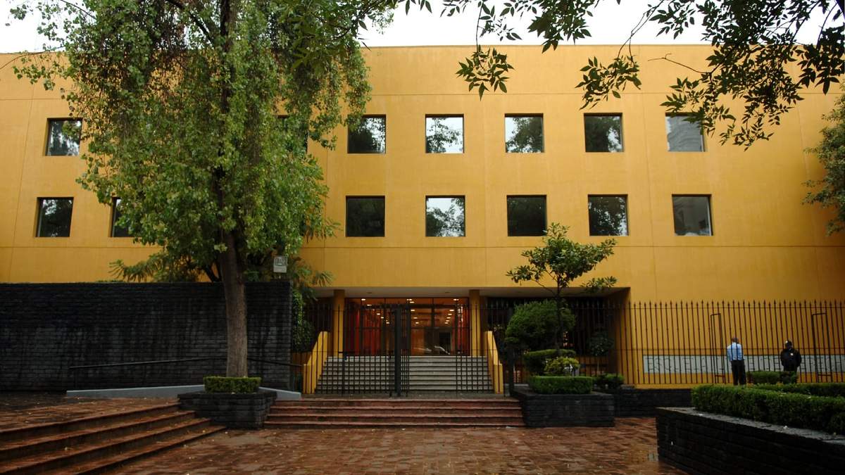 Fachada de la Escuela Liber de Derecho