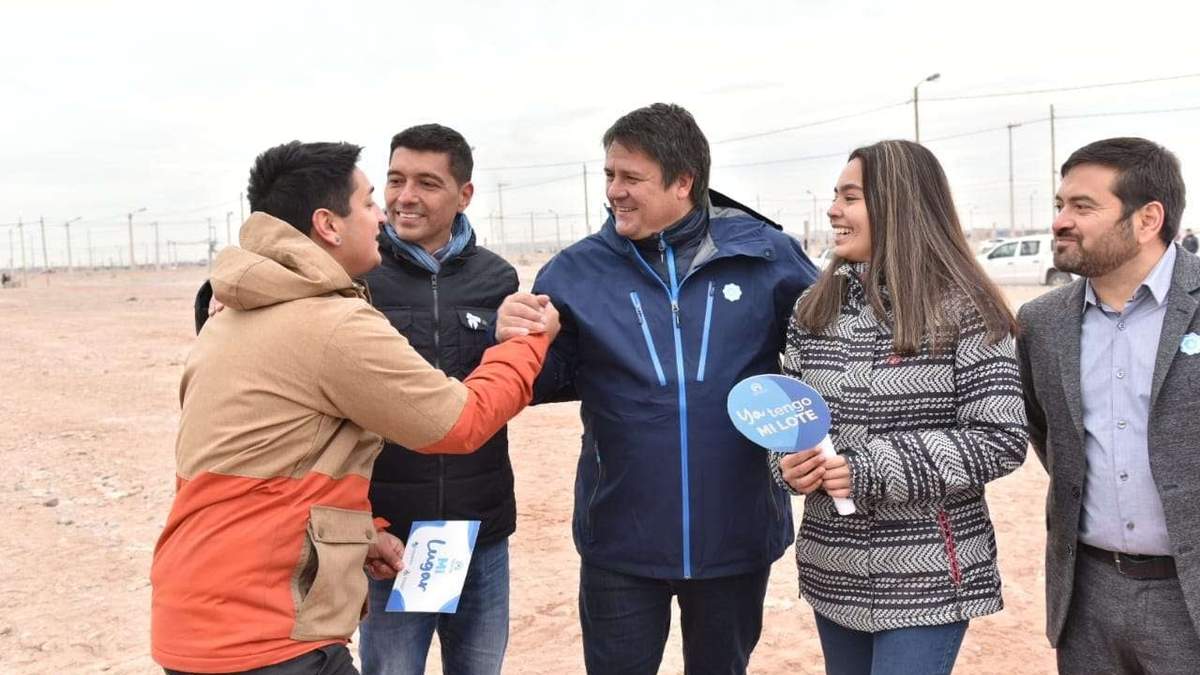 Entrega de lotes con servicios en la meseta. Fuente: (Municipalidad de Neuquén)
