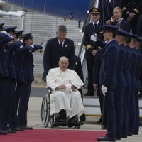 El Papa pide a Europa que trabaje por la paz tras llegar a Portugal para un encuentro de jóvenes