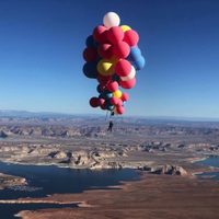 Video: un hombre voló sobre el desierto agarrado de globos
