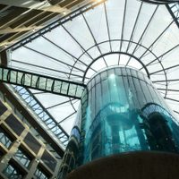 Un acuario gigante, con más de 1500 peces, estalló en Berlín