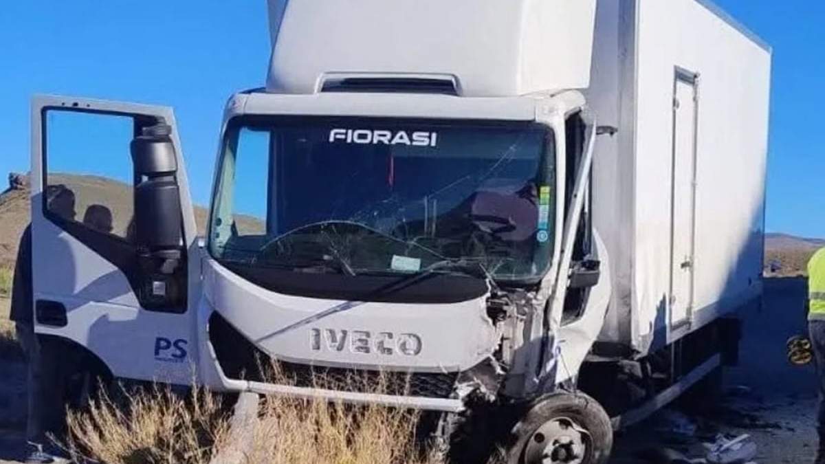 El camión quedó a un costado de la ruta, apoyado contra el guardarrail. Fuente: (RSM)
