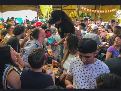 Dos sujetos en moto dispersan a multitud que estaba en "chelería" de Tepito pese a semáforo amarillo