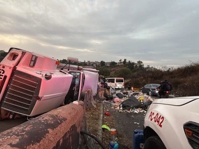 Volcadura de tráiler con toneladas de basura en Nicolás Romero, Edomex, genera caos vial