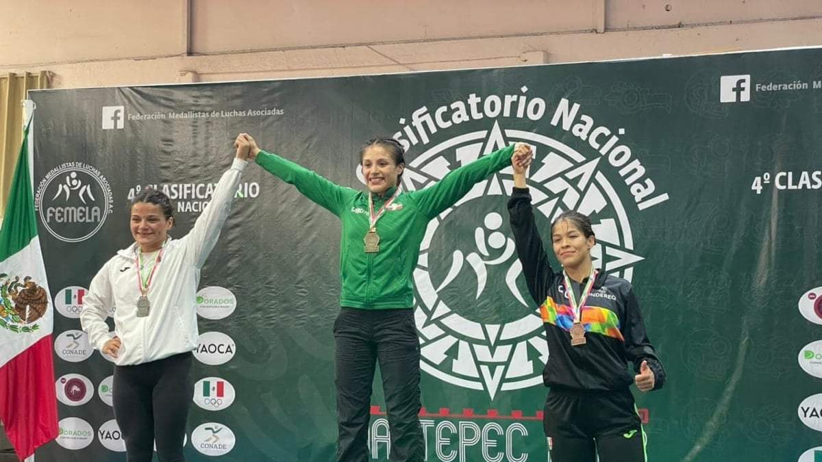 Alejandra Romero (de verde)