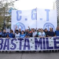 Miles de personas participaron de la marcha de jubilados en Neuquén en rechazo a los recortes del gobierno nacional