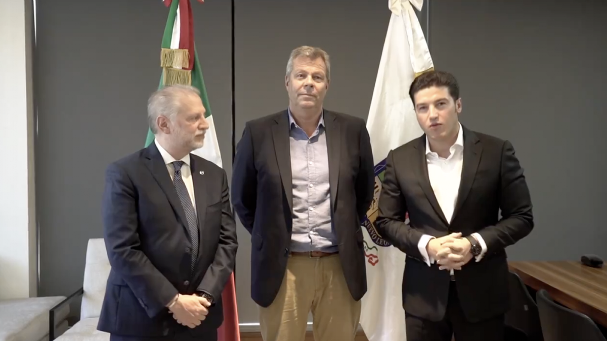El gobernador y directivos de Volvo