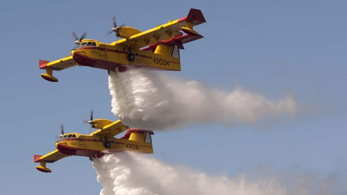 Dos hidroaviones del tipo CL 415. Fuente: (Twitter)