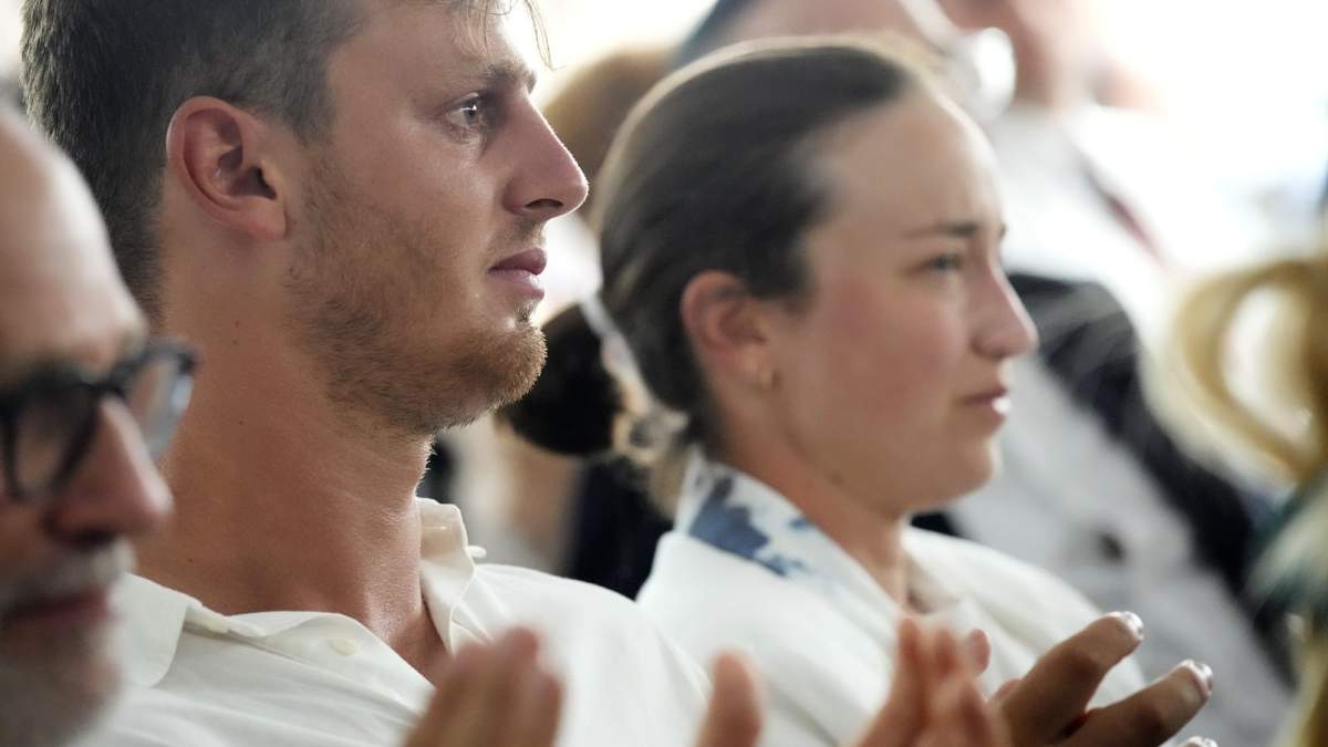 El ganador de una medalla de oro en windsurf Tom Reuveny, a la izquierda, y la ciclista Rotem Gafinovitz, ambos israelíes, asisten a una ceremonia en recuerdo de los 11 deportistas israelíes asesinados durante los Juegos Olímpicos de Múnich de 1972, en los Juegos Olímpicos París