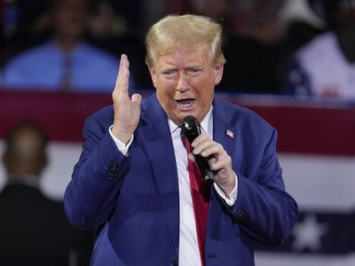 Los datos contradicen afirmaciones de Trump de que migrantes acaparan "empleos negros" o "hispanos"