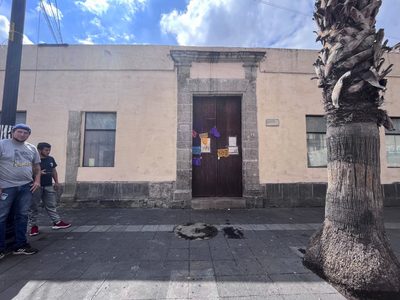 Pese al abandono, sin ley, sobrevive la arquitectura vernácula