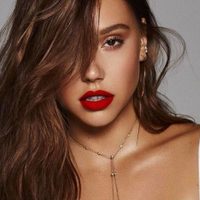 ¡CARAMELO! Alexis Ren deslumbra con un infernal escote que alcanza el inframundo