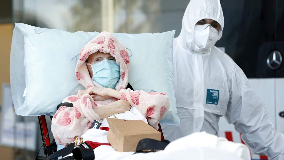Sanitarios trasladan a una paciente de riesgo en Australia. Fuente: (Twitter)