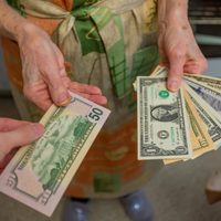 Estafadores en Viedma: se llevaron importantes sumas en pesos y en dólares