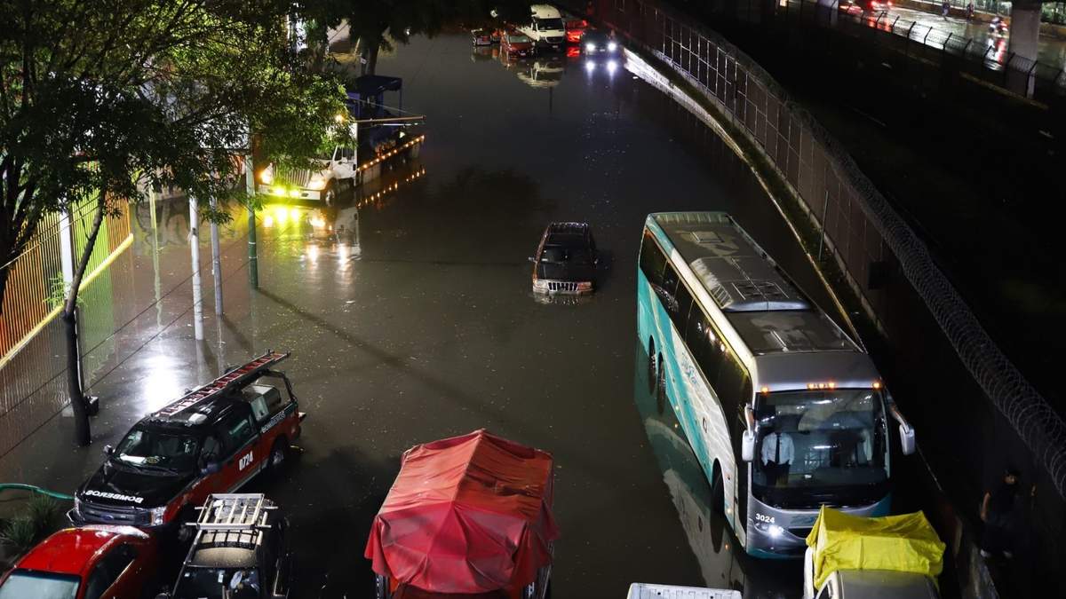 Luego de las intensas lluvias el Circuito Interior en dirección al AICM quedó inundado el domingo