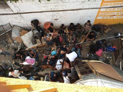 SRE buscará a familias de migrantes fallecidos en volcadura de tráiler en Chiapas: Ebrard