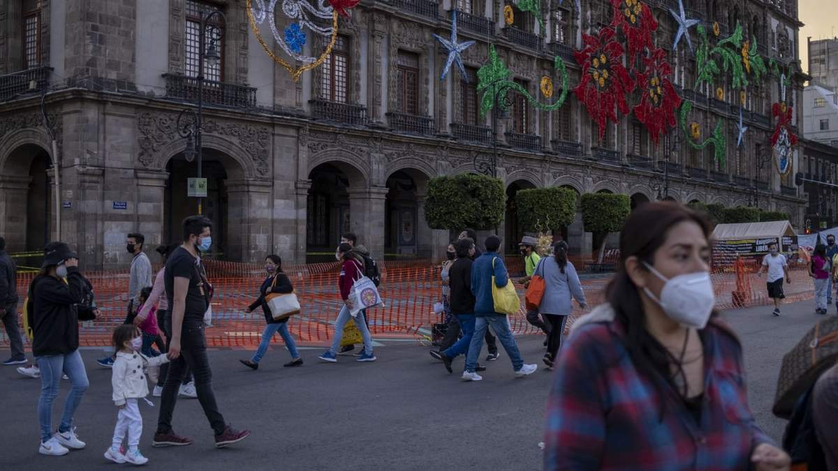 Al fondo el Antiguo Palacio del Ayuntamiento, sede del Gobierno de la CDMX.
