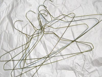 No tires las perchas de ropa viejas: así podés convertirlas en la lámpara más increíble, como comprada en un bazar