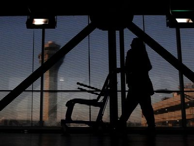 EU multa con $50 millones a American Airlines por mal manejo de sillas de ruedas
