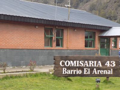 Después de chocar con una joven conductora, un hombre la siguió y le disparó en su casa