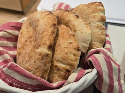 Pan pita con Zaatar: la receta árabe irresistible que te encantará para picotear algo salado y rico
