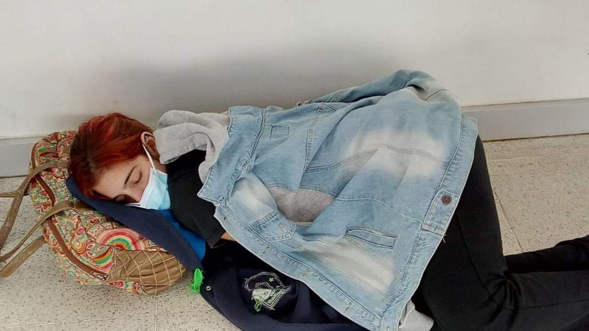 Lara, de 22 años y enferma de covid-19, fue fotografiada por sus padres cuando esperaba atención médica en un hospital