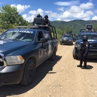 Exhuman cadáveres de fosa clandestina en El Naranjo, Guerrero