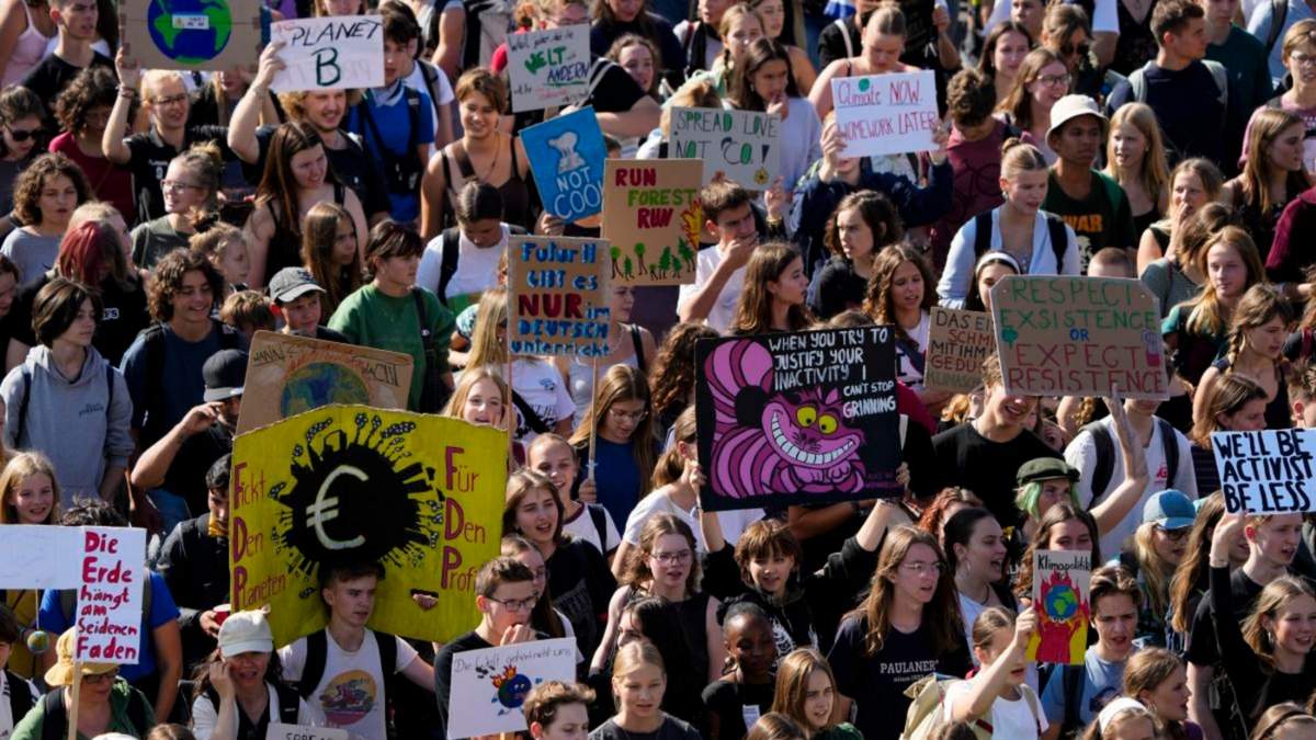 Estudiantes sostienen carteles mientras participan en una protesta contra el cambio climático, parte del movimiento Fridays For Future, en Berlín, Alemania