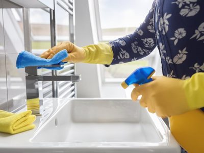 Rápido y efectivo: el truco para dejar el baño de tu casa impecable usando solo 2 productos muy económicos