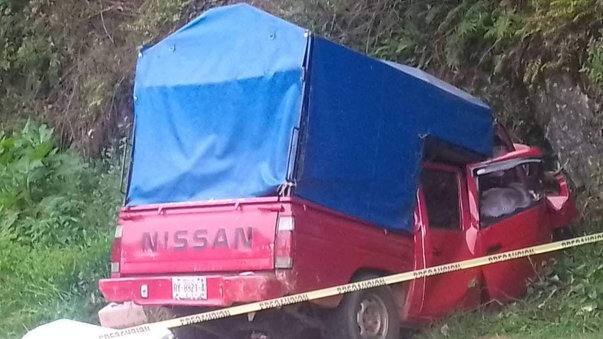 El vehículo en el que viajaban los dos hombres asesinados en inmediaciones de San Miguel Suchixtepec, Oaxaca