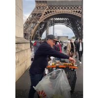 Colombiano que vende elotes junto a la torre Eiffel se vuelve viral