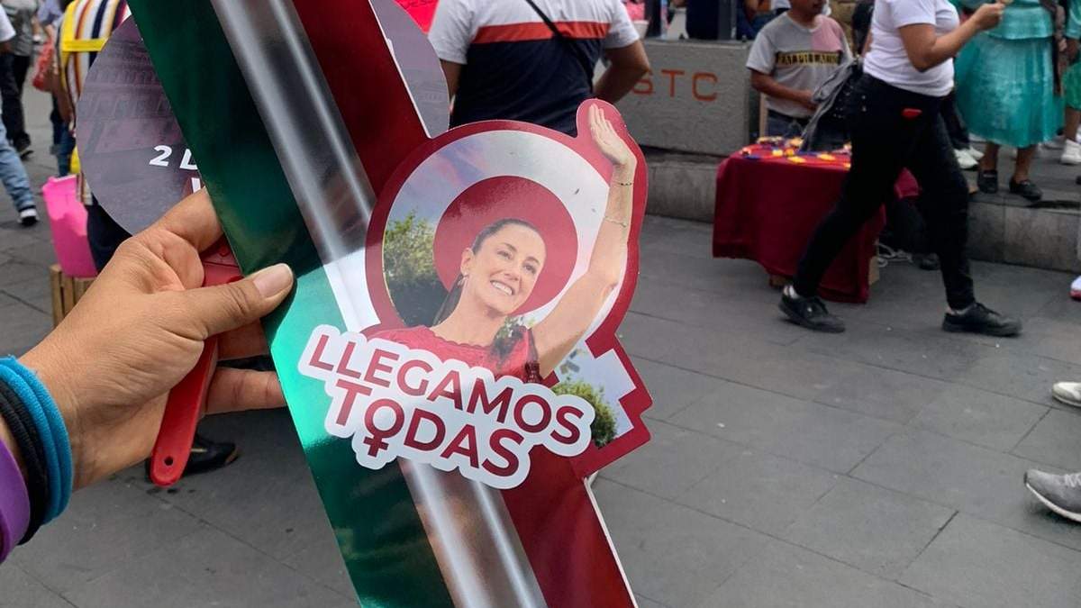 Asistentes al cierre a su paso por Bellas Artes