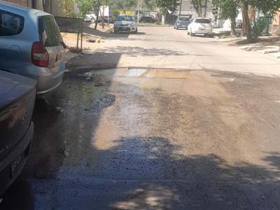 Vecinos de Guaymallén reclaman por una pérdida de agua que lleva varios días