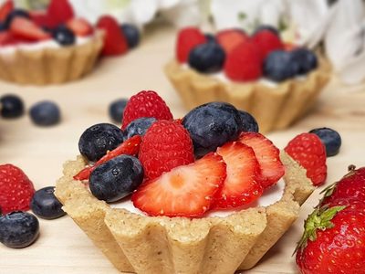 No tires la fruta que se pone fea, hacé esta receta de mini tartas frutales súper deliciosa y en pocos minutos