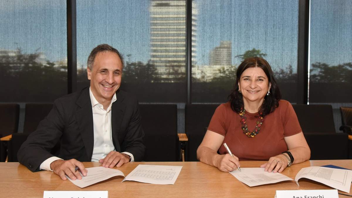 Marcos Bulgheroni de PAE y Ana María Franchi, presidenta del CONICET. Fuente: (PAE).