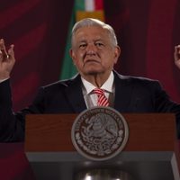 AMLO arremete contra "bloque conservador": El pueblo se cansa de tan pinche transa