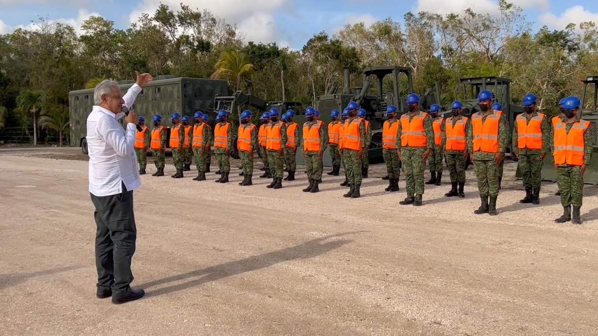 El agradeció a los militares la construcción de las obras