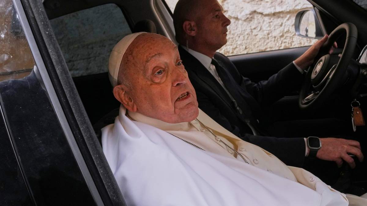 Un auto con el papa Francisco entra en la penitenciaría de Regina Coeli en Roma, el Jueves Santo, el 17 de abril de 2025