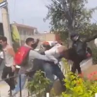 Graban huida, atropellamiento y golpiza a presunto ladrón de celular en Guadalajara