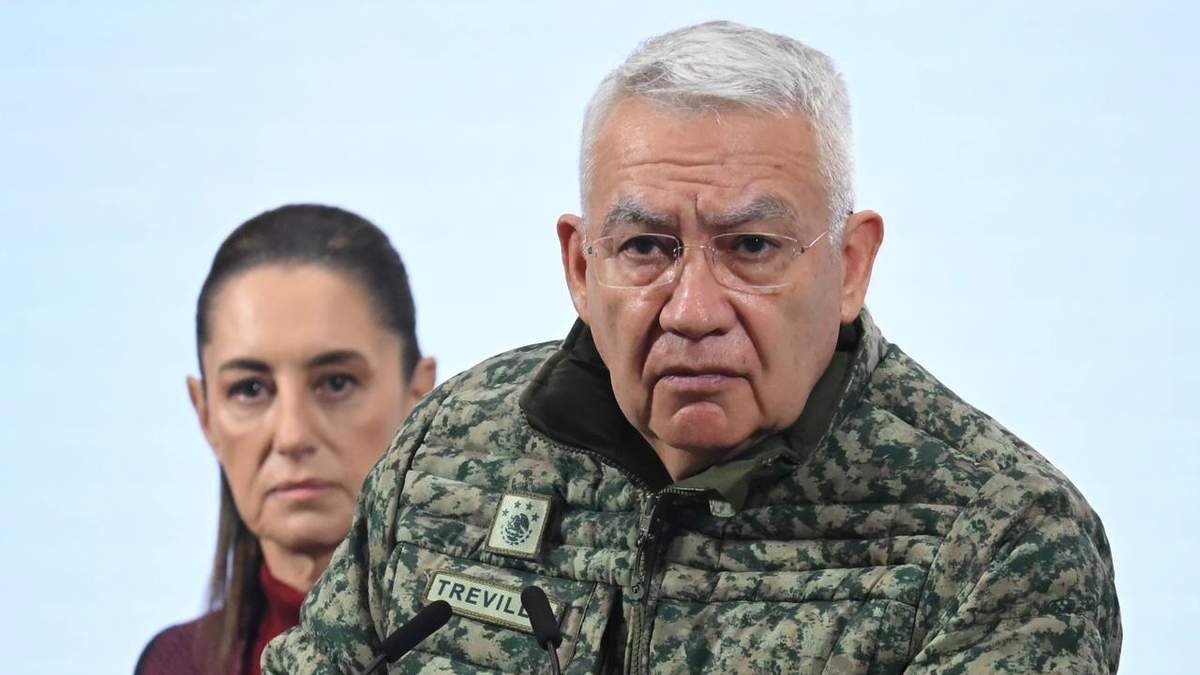 El secretario de la Defensa Nacional, Ricardo Trevilla Trejo, con la presidenta Claudia Sheinbaum en la conferencia matutina de Palacio Nacional, el martes 11 de noviembre de 2025