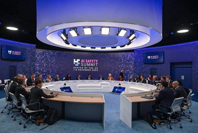 Participantes de una mesa redonda en el encuentro AI Safety Summit