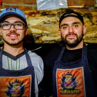 Iñaki y Franco, amigos y socios: los creadores de las hamburguesas sensación en Zapala