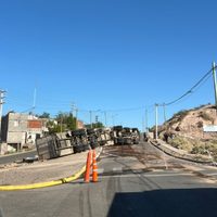 Camión volcó en la bajada de Huilén y hubo momentos de tensión por intentos de saqueo