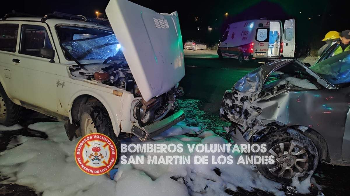Los dos vehículos sufrieron importantes daños materiales. Fuente (Bomberos San Martín de los Andes)