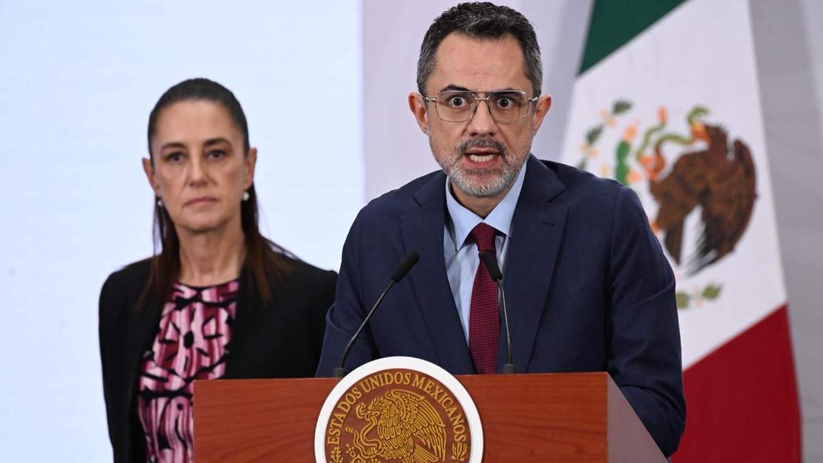 Claudia Sheinbaum y el titular de Profeco, Iván Escalante